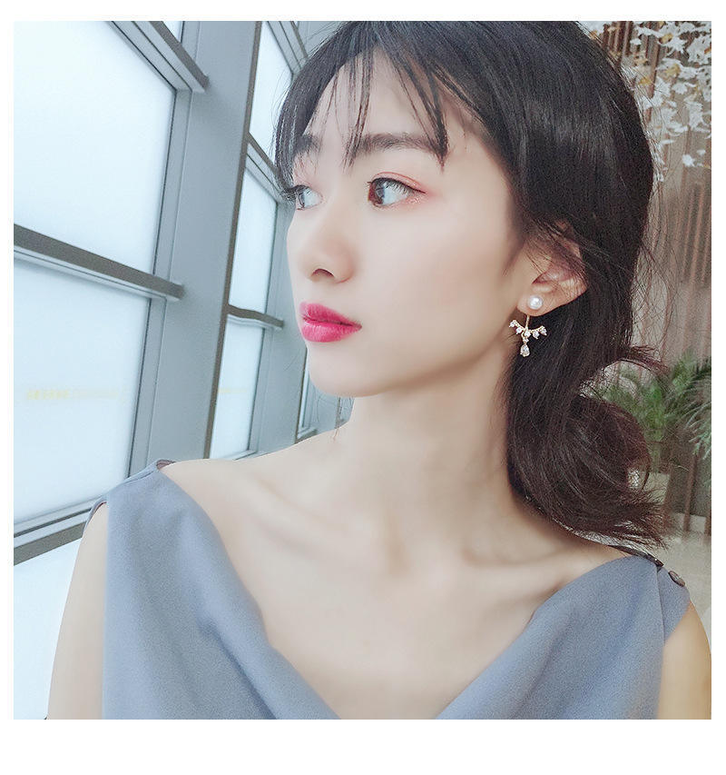 Korean Fashion Simple Pearl Earrings display picture 4