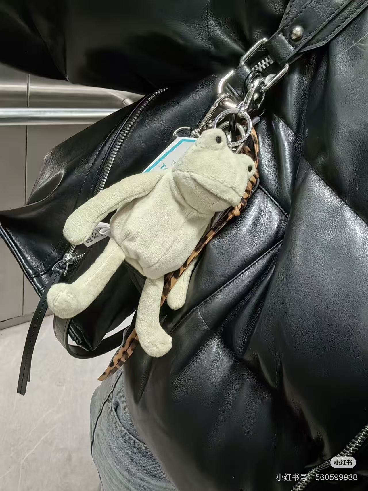 Sad frog pendant