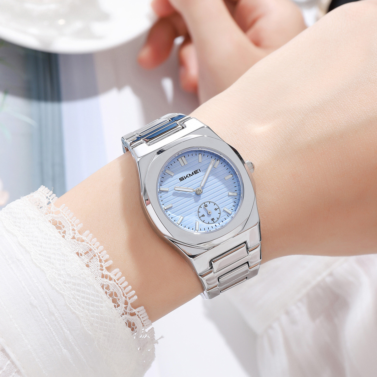 Momento de lujo acero ligero relojes de cuarzo relojes de pulsera impermeables mayoristas transfronterizos fábrica de regalos personalizados