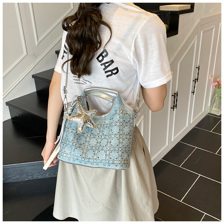 A niche design, fashionable and versatile single-shoulder hand-carry commuter bag for women, a new summer 2025 simple crossbody bucket bag undefined