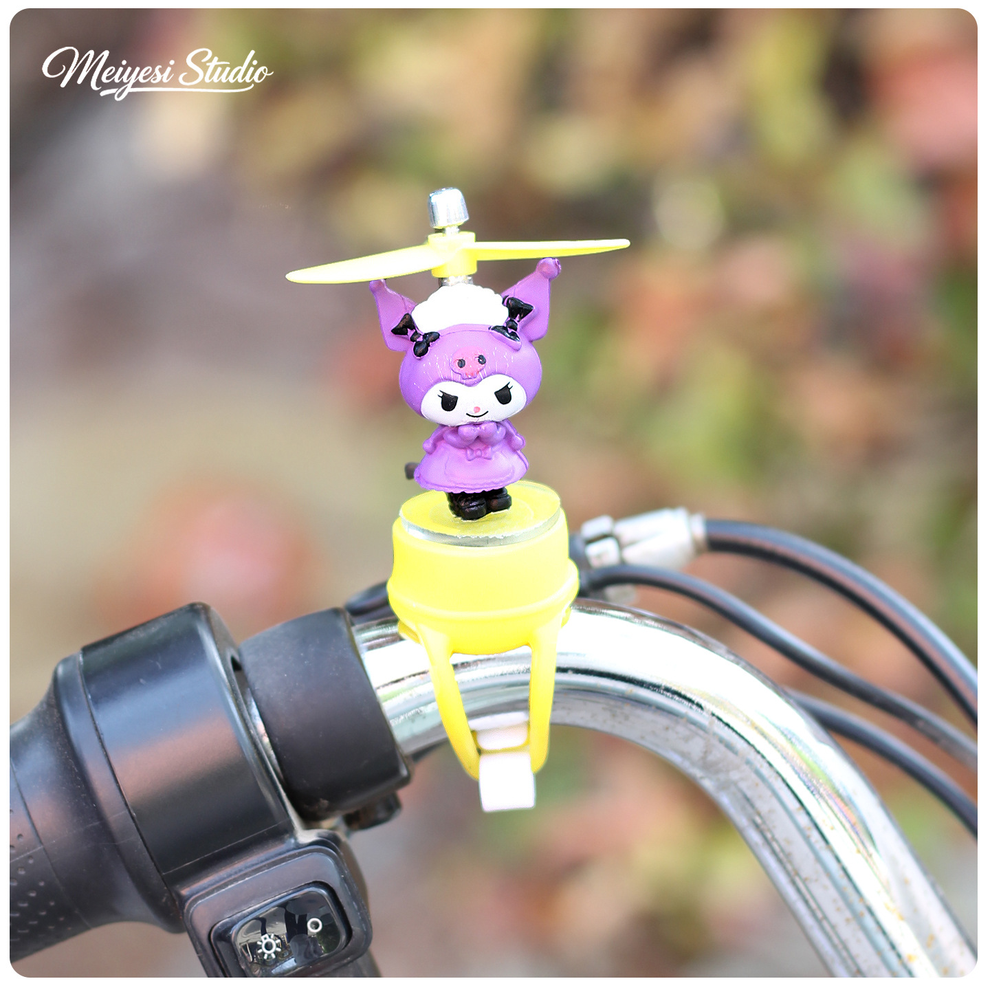 Cute molino de viento bicicleta coche de batería decoración accesorios para automóviles eléctricos muñecas de motocicleta muñecas decoración colgante