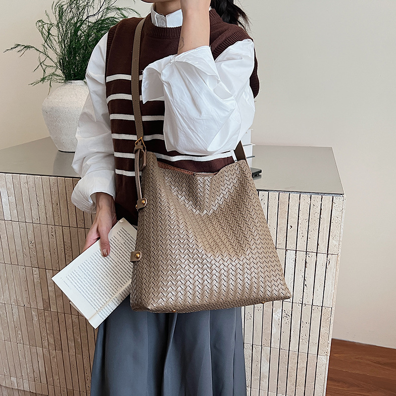 2025 otoño y invierno nueva moda moda bolsas de balde de alta calidad para mujeres bolsas de hombro de moda casuales de gran capacidad