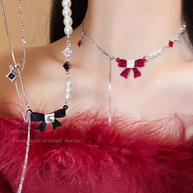 Atmospheric small necklace with bow from pearl