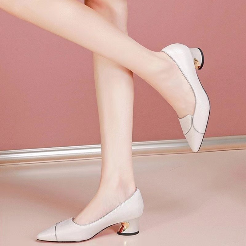 2026 primavera y verano nuevos zapatos de cuero suave de talón grueso y poco profundo, zapatos de cuero de moda de tacones puntiagudos, zapatos de mujer.