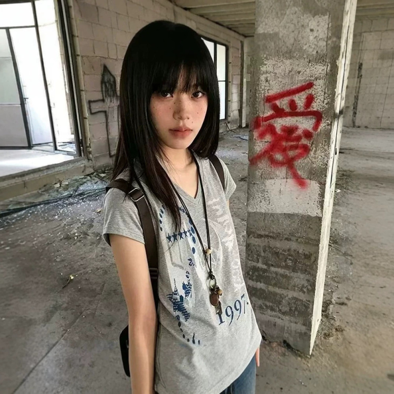 American-Style Spicy Girl Chic Printed Gray V-Neck Short-Sleeve T-Shirt for Women, 2026 Summer Slim-Fit Elegant Slimming Top Trendy