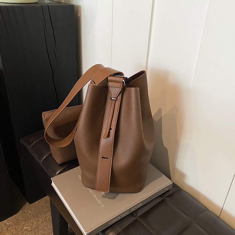 Versatile secchiello per le donne 2024 nuovo alla moda e di nicchia, grande capacità borsa a tracolla singola per la mamma da viaggio_voghion.com