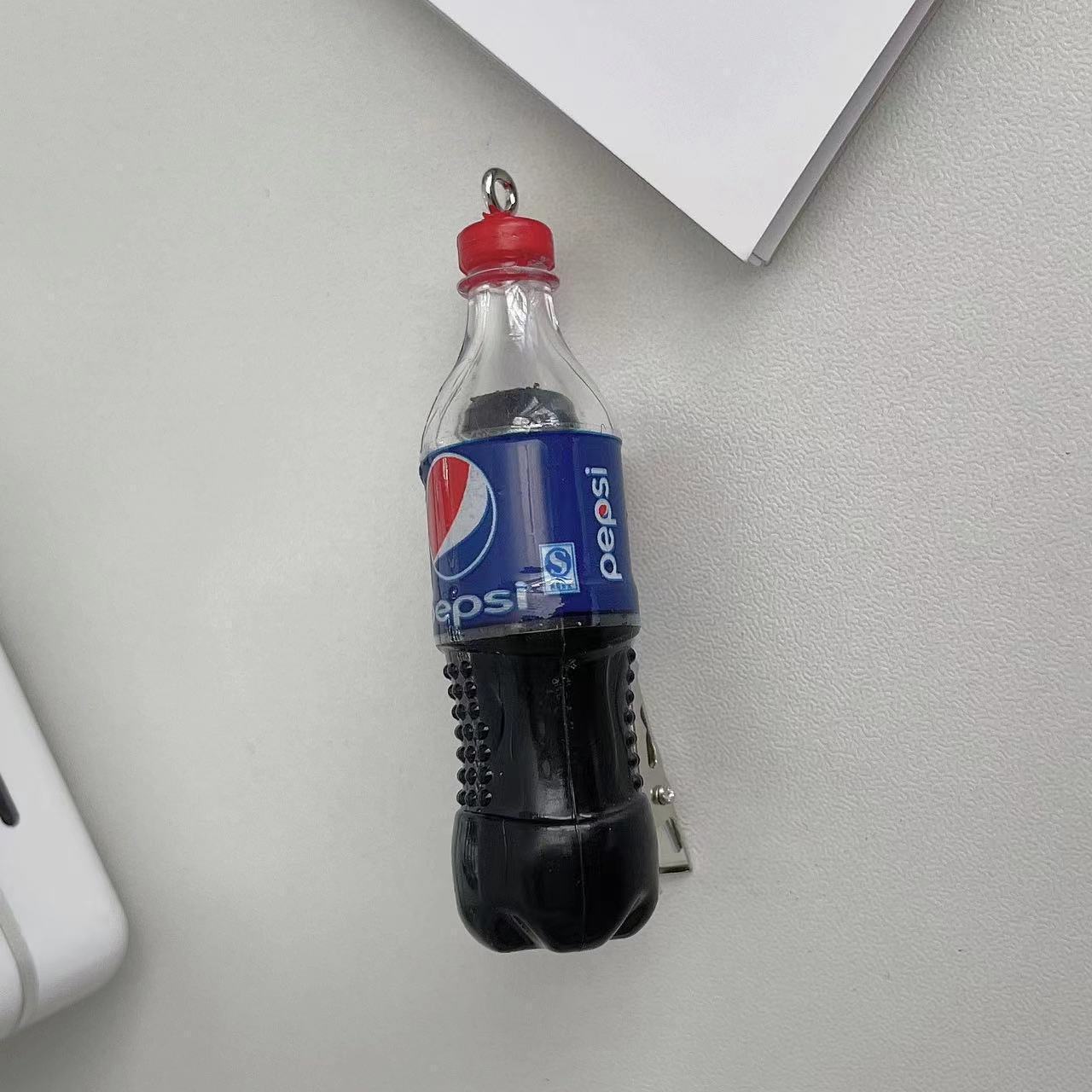 병에 담긴 펩시 머리핀