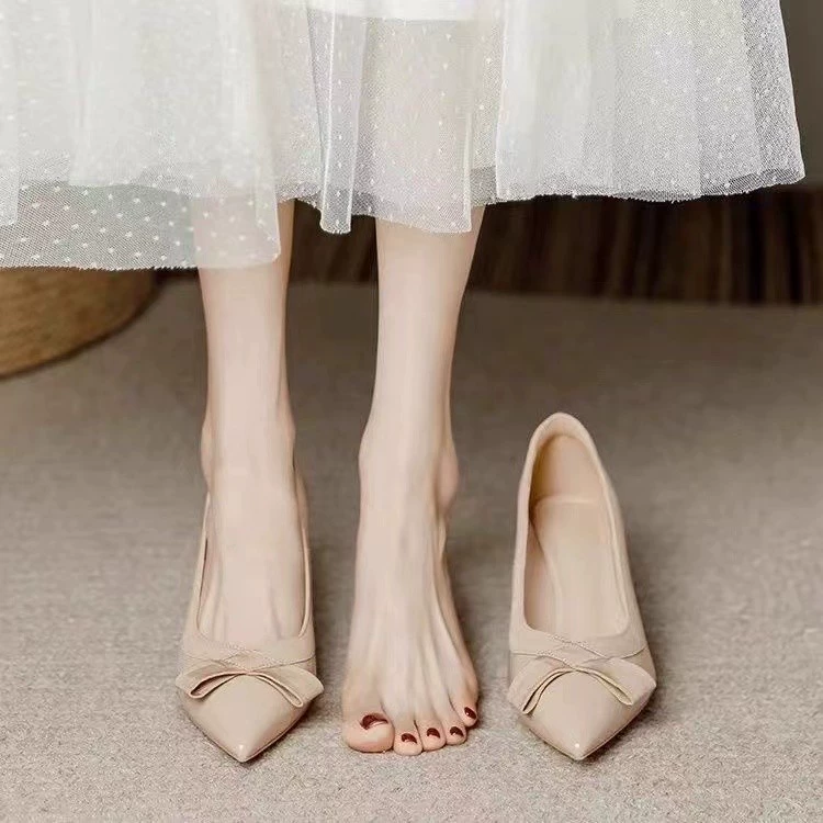 Окрашенные обнаженные толстые каблуки средний каблук 5cm высокие каблуки женский 7 см 2024 весенний и осенний темперамент с юбкой одиночные туфли