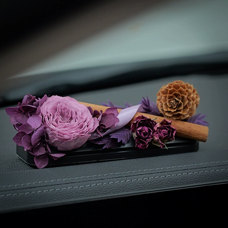 Двигаясь с номерным знаком автомобиля высокого уровня, сухие цветы вечной жизни