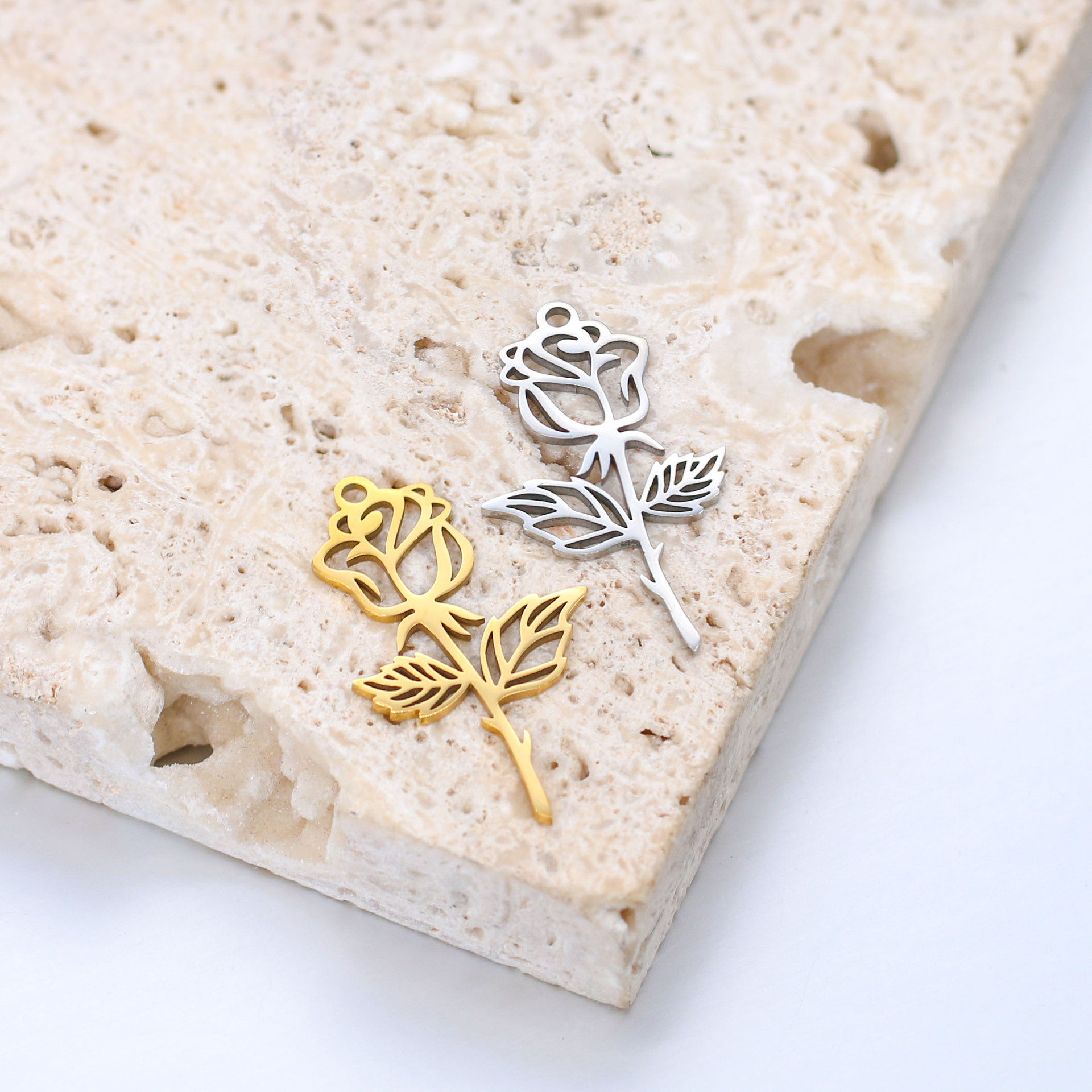 DOOYIO 5 stücke Edelstahl Laser Geschnitzte Floral Blume Colliers Anhänger Klassische Rose Halsketten Charme für Frauen DIY Schmuck Geschenke – Detail 5