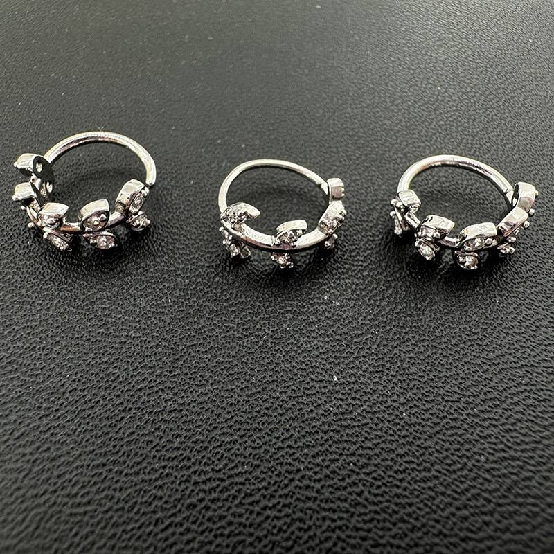 Piercing naso a forma di ramo con diamanti gioiello_voghion.com