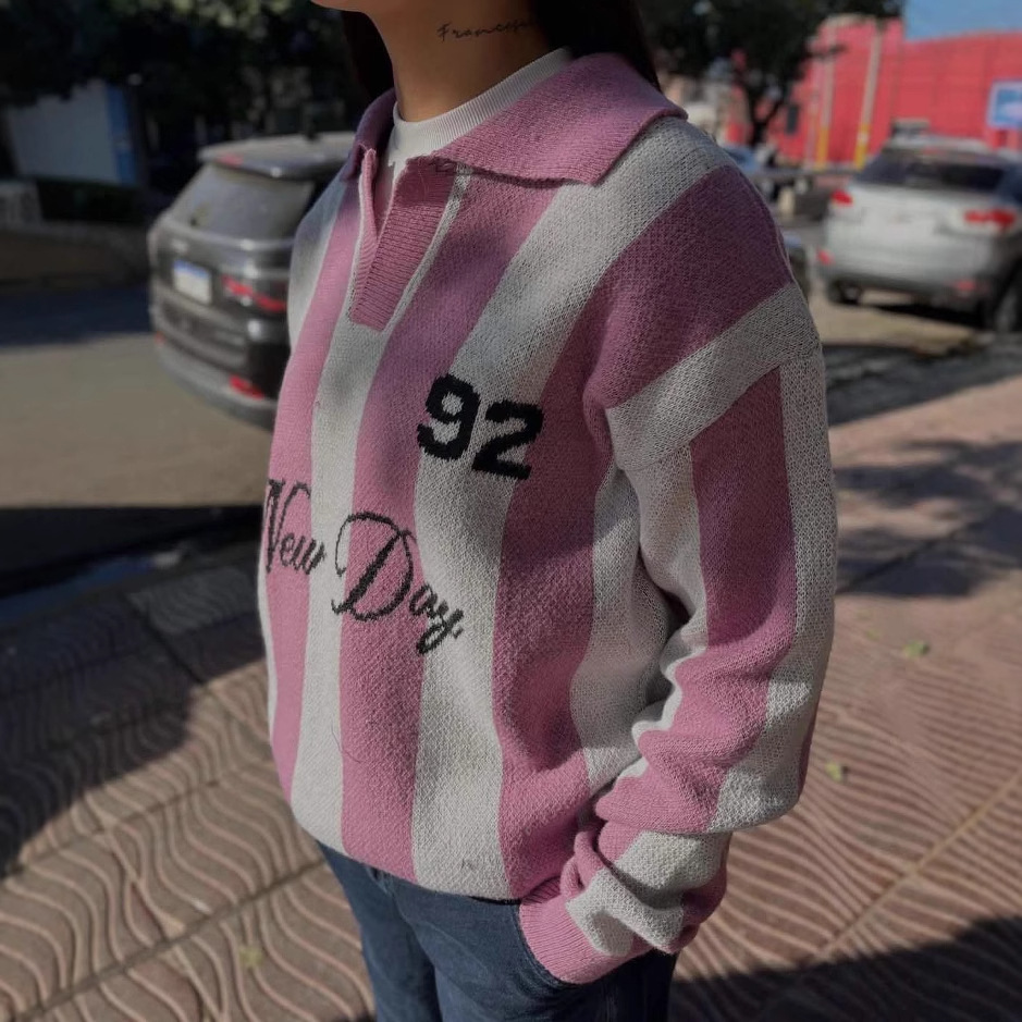 Suéter de punto estilo jersey retro americano con rayas verticales para hombre y mujer, con estampado de letras y cuello tipo polo, Otoño/Invierno 2025.