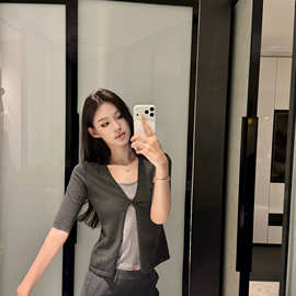 扭结V领中袖假两件开衫T恤女2026夏季新款韩系设计感显瘦短袖上衣