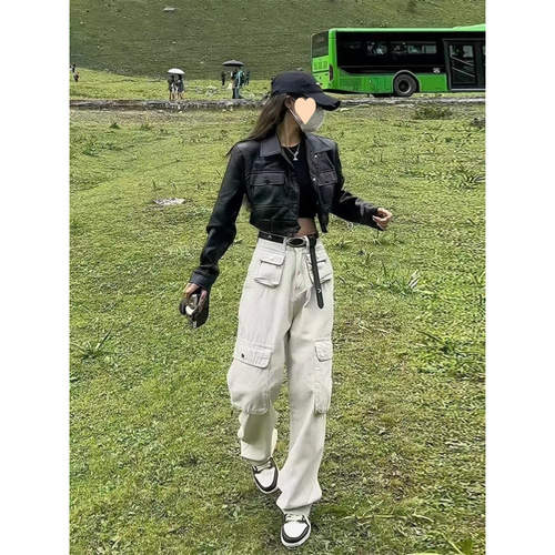 American-style autumn sand-white cargo denim pants: relaxed fit, high waist, slimming effect, straight-leg design with pockets—perfect for petite figures.