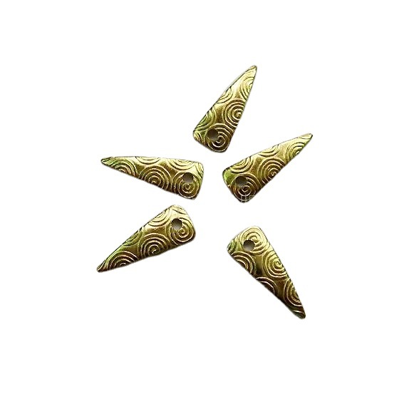 厂家供应#65、#68铜三角形边孔服装辅料铜片