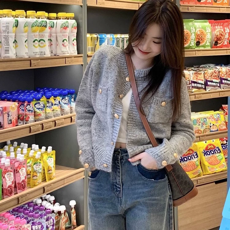 Весна и осень 2025 Новый французский высококачественный свитер-кардиган с легким ароматом, стиль ленивый, тонкий серый вязаный кардиган для женщин