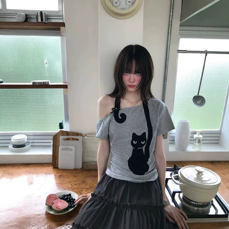 Japanese retro style one-shoulder black cat embroidered short-sleeve t-shirt for women, new summer slim-fit, waist-cinching, asymmetrical top