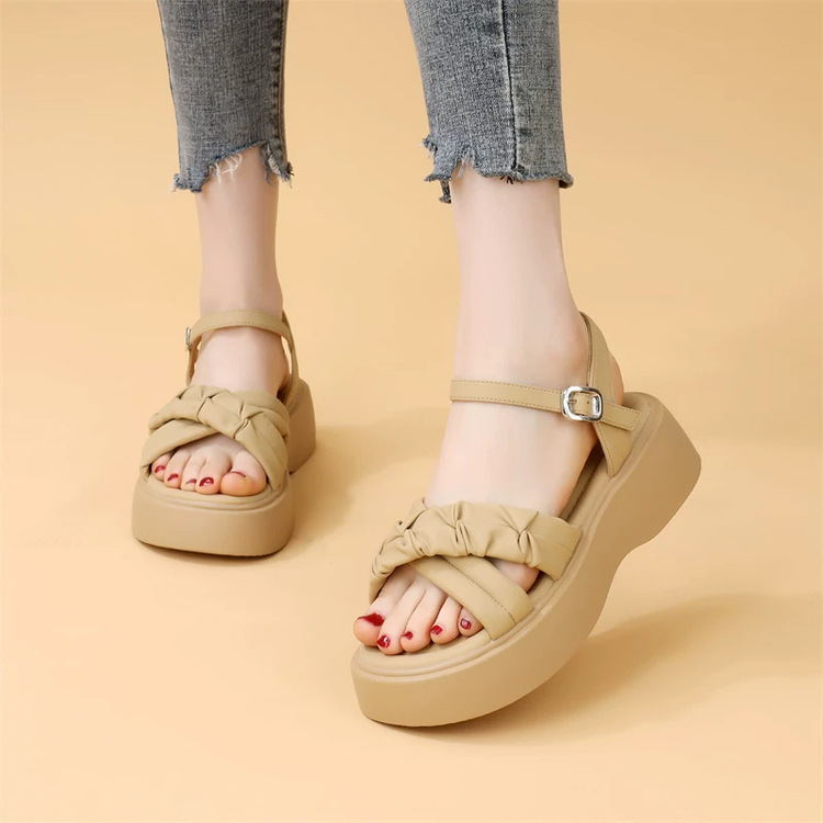Sandalias de altura para mujeres 2026 nuevo tipo de verano pequeño dedo desnudado estilo francés sandalias de playa de talón grueso para mujeres