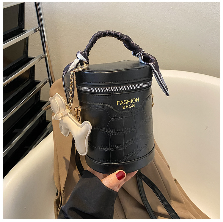 Ins Frauen 2024 neue zylindrische Schal Handtasche Trend Nischenstruktur Western Stil einzelne Schulter Umhängetasche_voghion.com
