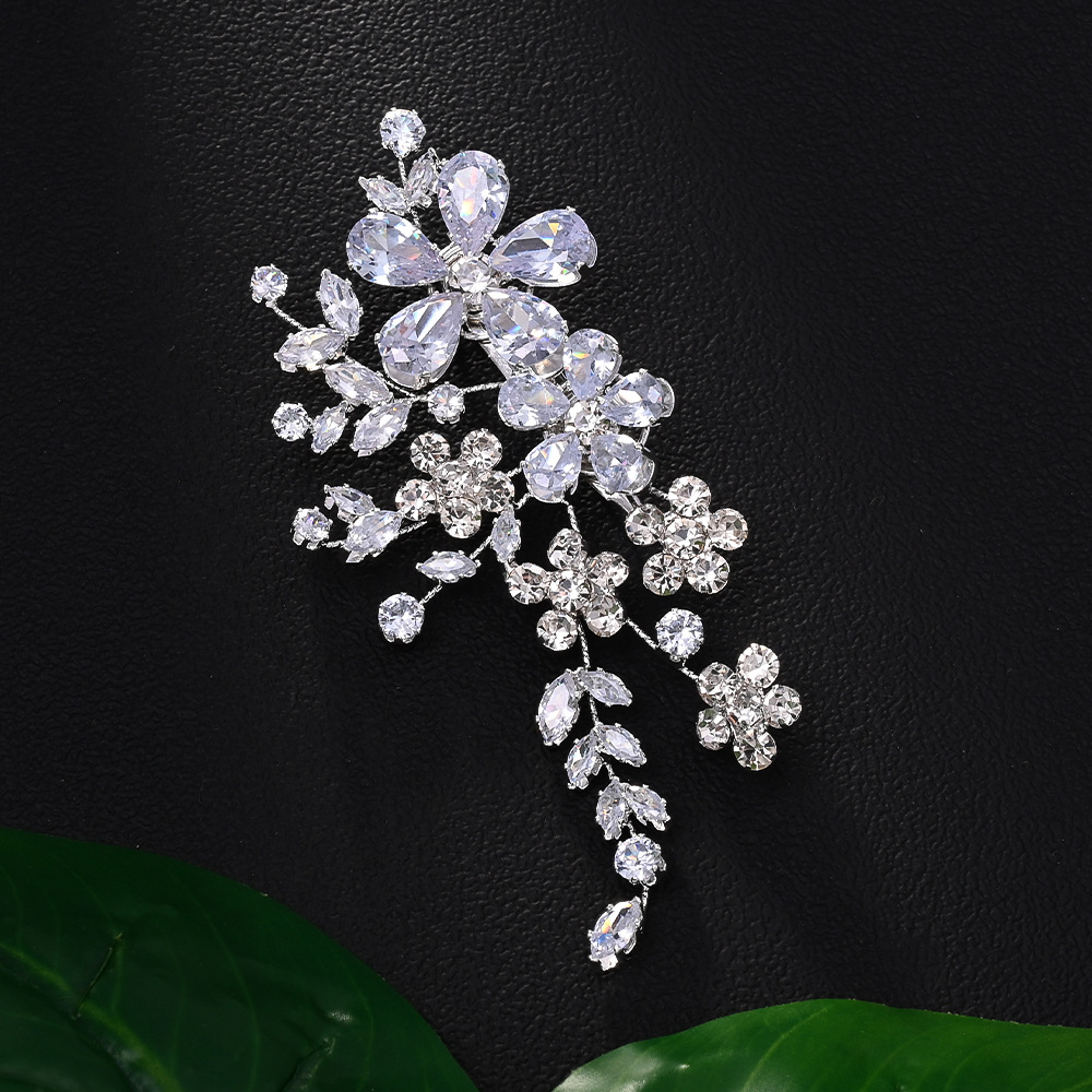 Aliexpress nuevo diseño de broche de flores de lujo ligero flor de pecho de zircón vestido de cena accesorios broche femenino