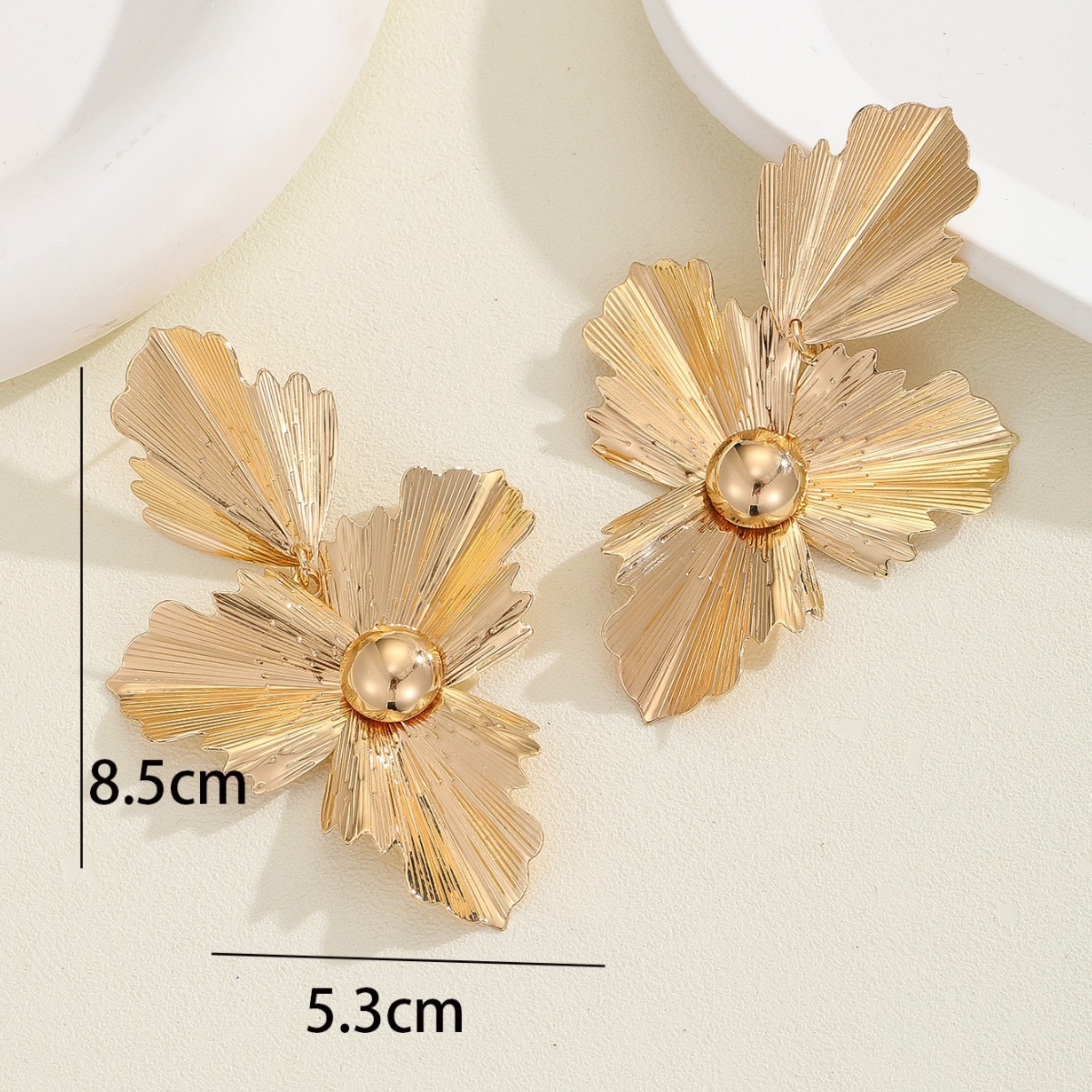 Nuevos aretes de oro exagerados de comercio exterior transfronterizo de Europa y Estados Unidos, diseño de hojas de alto nivel, pendientes irregulares para mujeres al por mayor