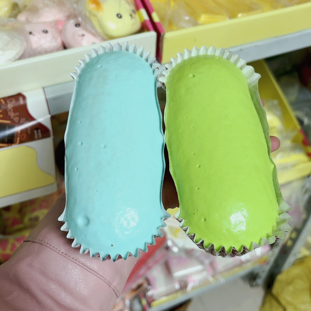 무작위 1가지 색상의 촉촉하고 부드러운 타원형 빵 느린 리바운드