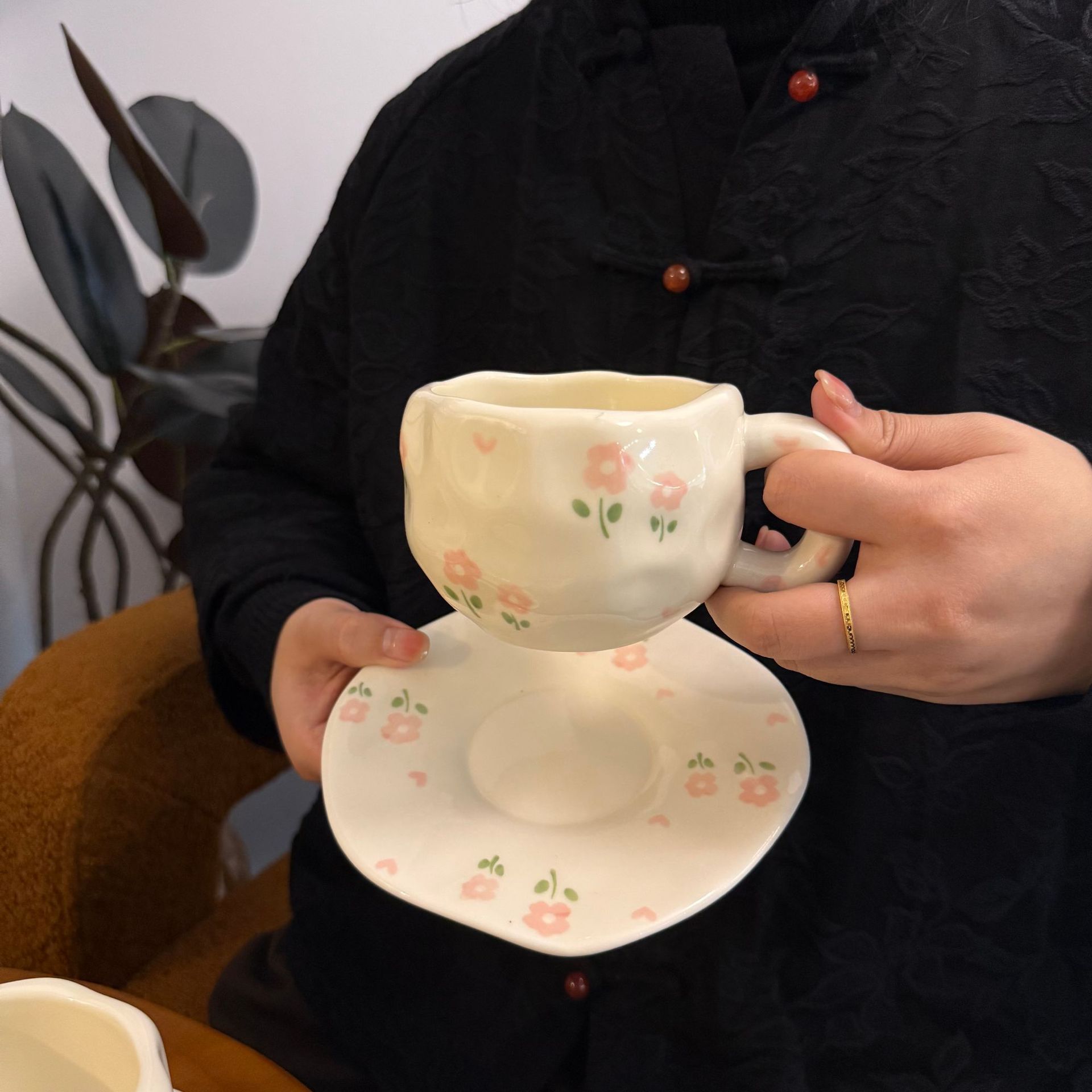 Tazas y platos de cerámica de flores retro de estilo coreano, tazas y platos de café irregular pellizcado a mano, tazas y platos de té de la tarde