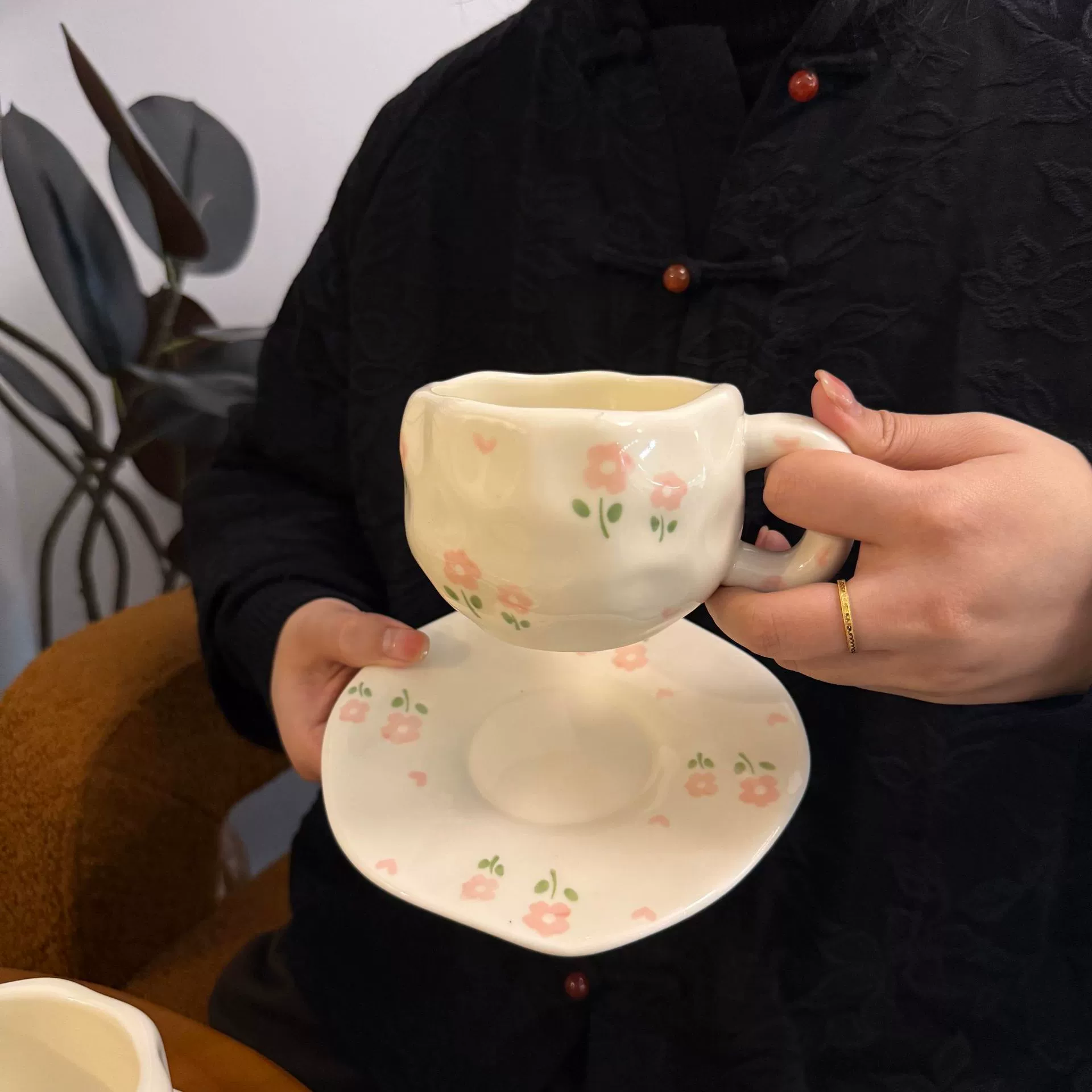 Ceramic coffee cup set INS Japanese retro, hand-painted irregular saucer, vintage style