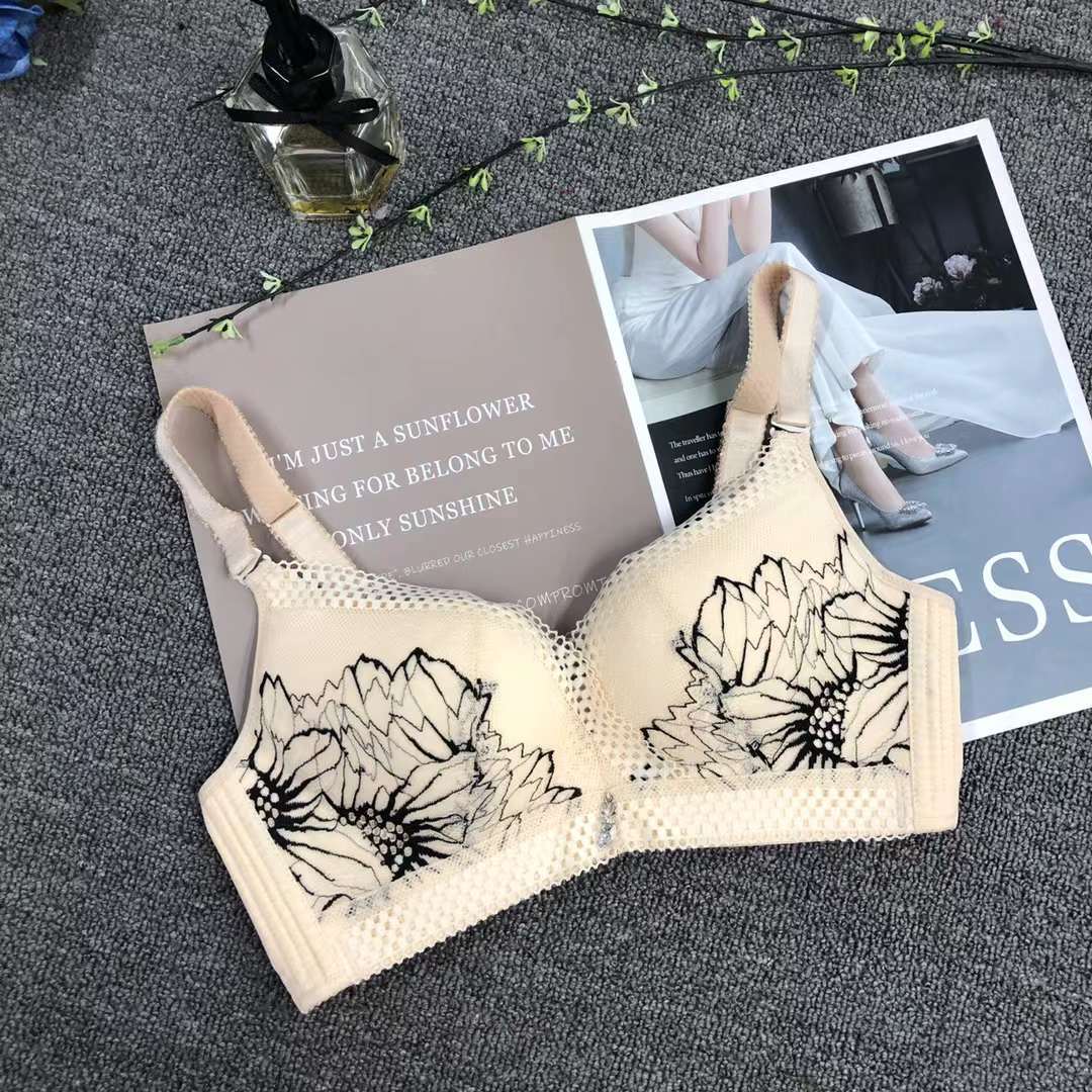 Colección de pecho push-up ajustable de cuatro pechos de alta calidad cómoda sin costuras inalámbrico superior delgada inferior ropa interior gruesa sujetador de mujer