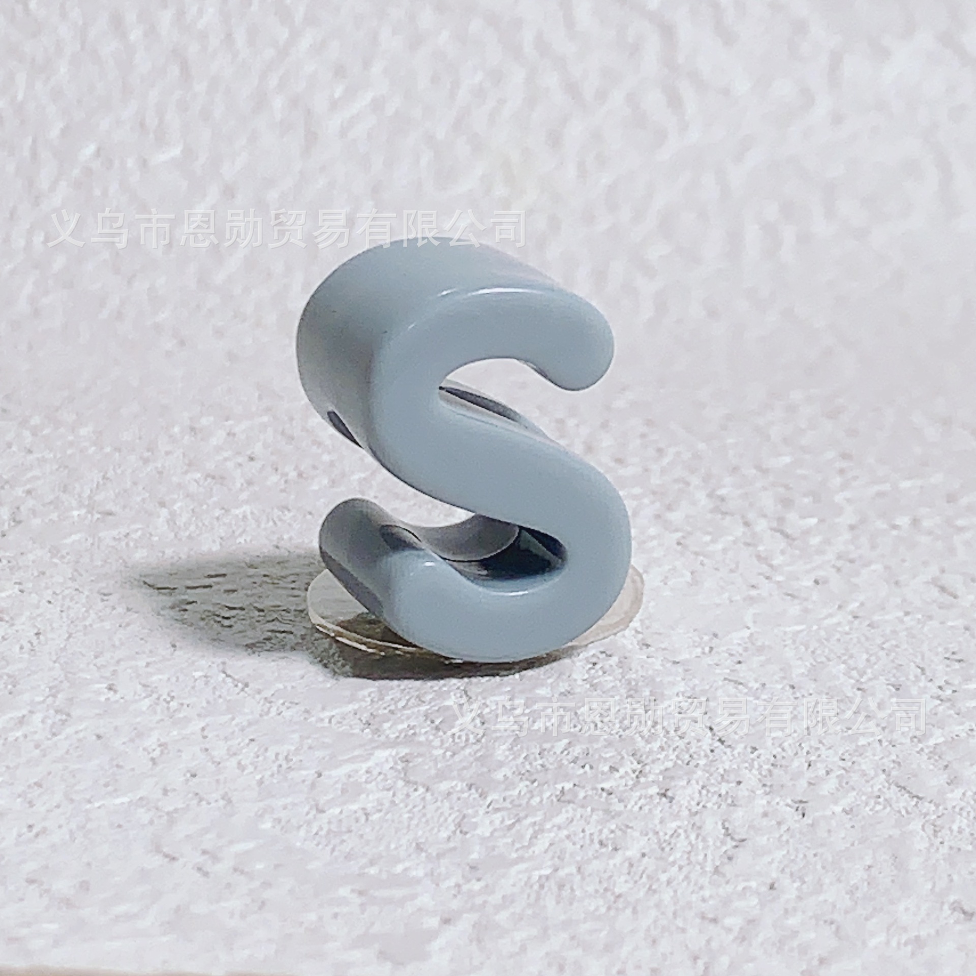 S (gray)