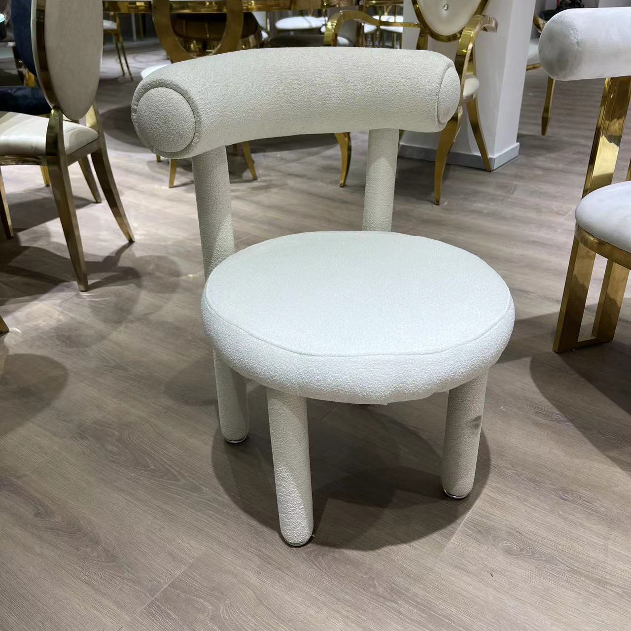 Sillas de comedor de acero inoxidable de Guangdong, sillas para banquetes, hoteles y bodas, sillas apilables con respaldo, taburetes de exterior de lujo ligero