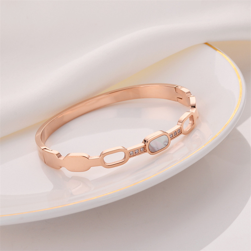 Pulsera de titanio y acero para mujer, diseño moderno y sencillo, pulsera de lujo que no se desvanece, venta al por mayor en stock.