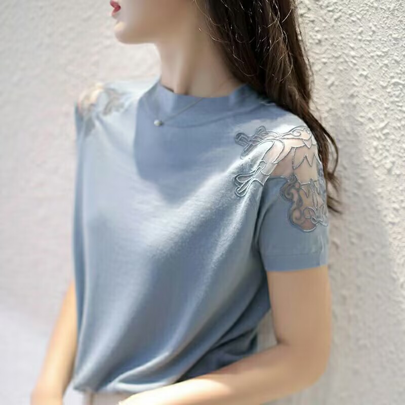 Elegant three dimensional silk knitted sweater with a round collar