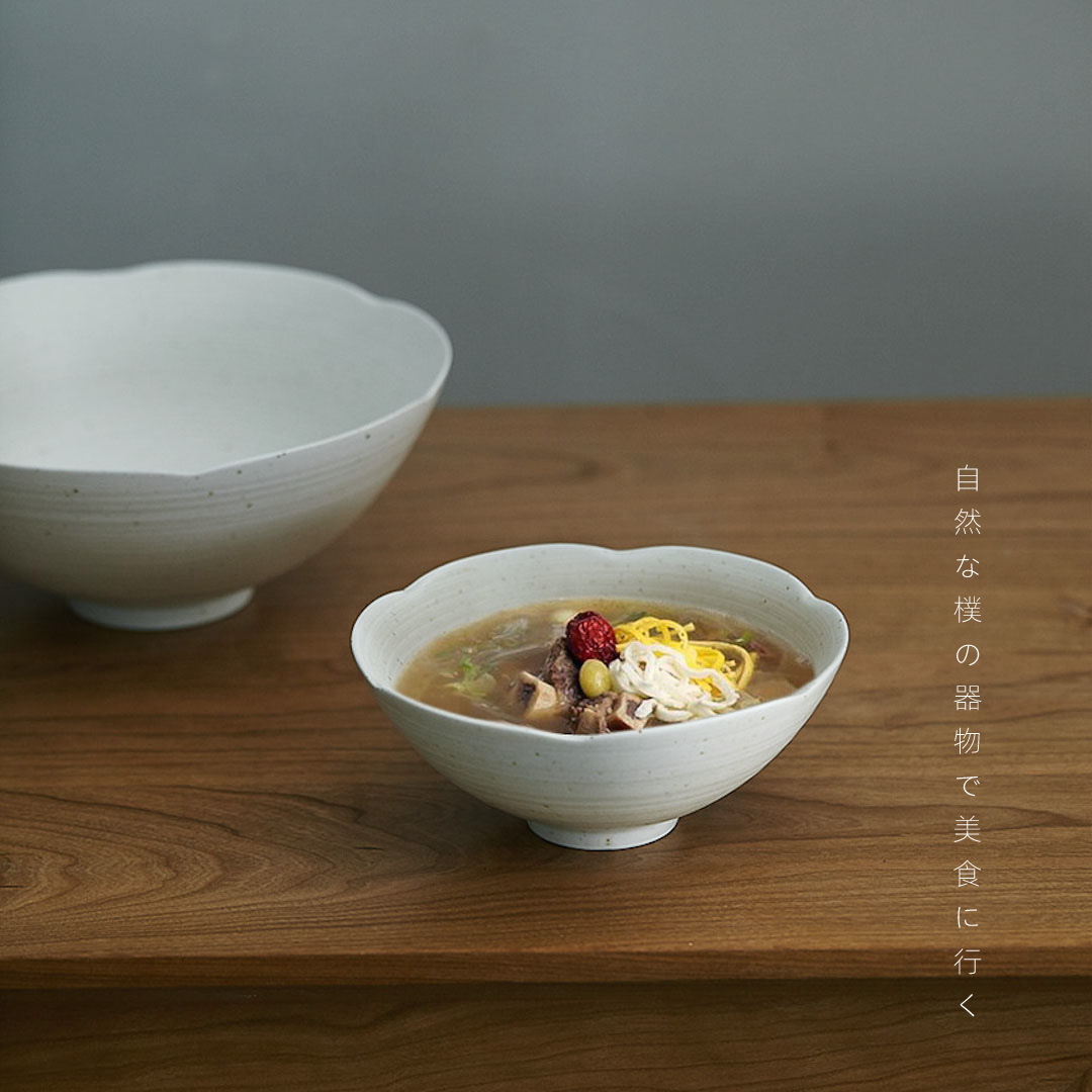 Tacos de arroz de cerámica con pétalos japoneses de montaña y río. Nuevos platos chinos Kwai Kou. Tacos simples y elegantes.