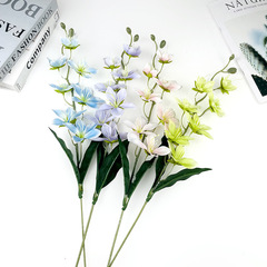 7頭のバラの造花をシミュレーションします。