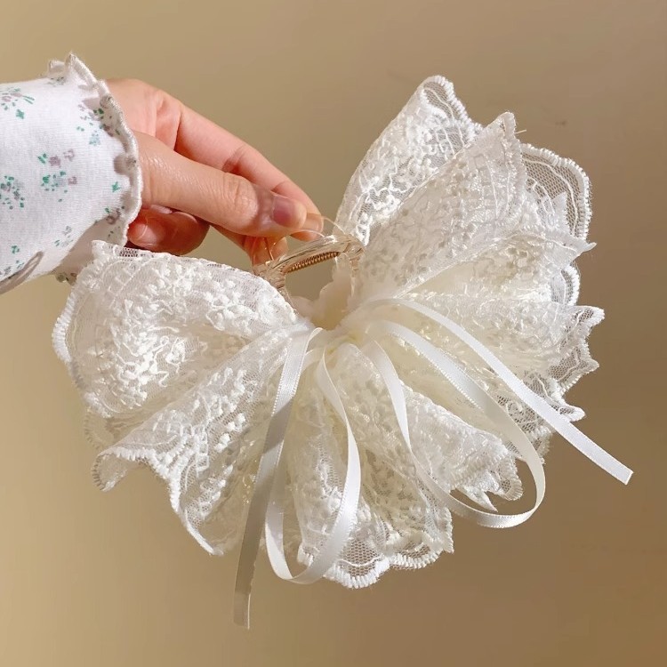 ショッピングモールの高級店向け、上品な刺繍レースの裾と蝶結びのヘアクリップ、高級感のある布製シャーククリップ|undefined