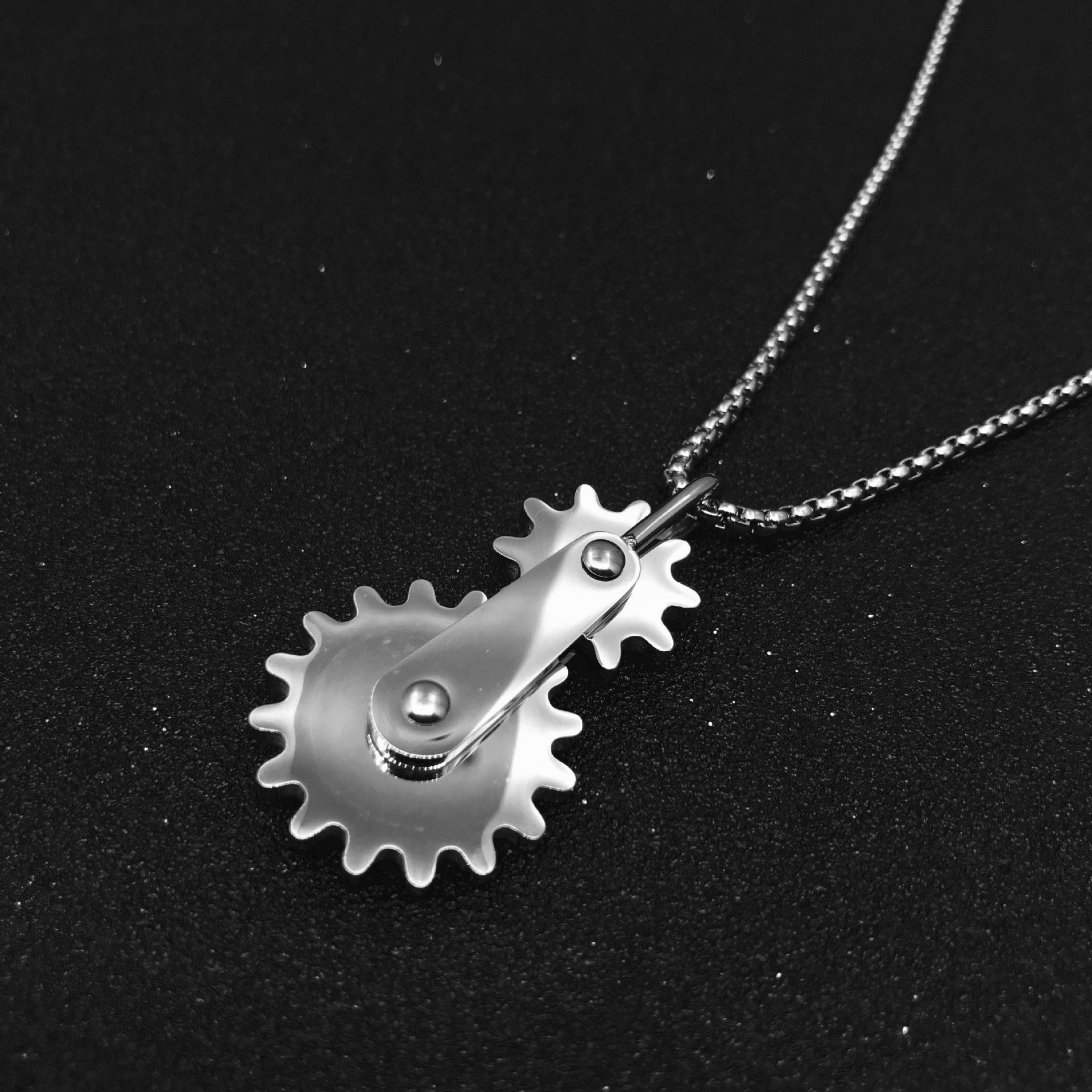 Stainless Steel Gear Necklace Rotating Double Pendant For Men_voghion.com