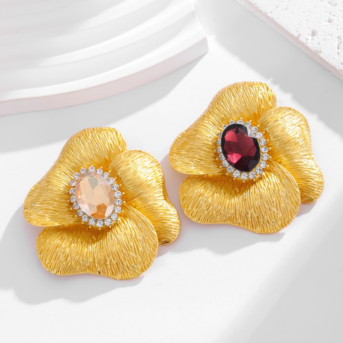 European And American Cross-border Fashion New Floral Brooch, Alloy With Diamonds, Women's Anti-exposure High-end Niche_voghion.com