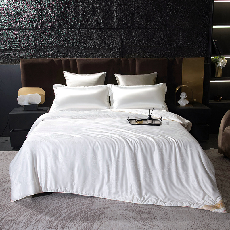 桐郷の手作り100% シルクは秋冬に厚くされています。