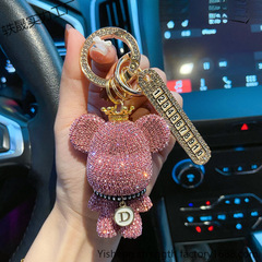 ダイヤモンドがちりばめられたクラウン暴力的なクマの車のキーホルダー紛失防止ナンバープレートペンダント男性と女性の車のキーチェーンホリデー