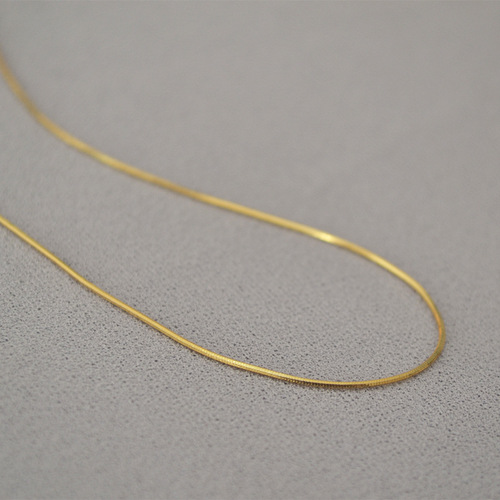 Korean-style eight-cut fine and minimalist subtle shimmering gold wire short snake chain lockets and necklaces