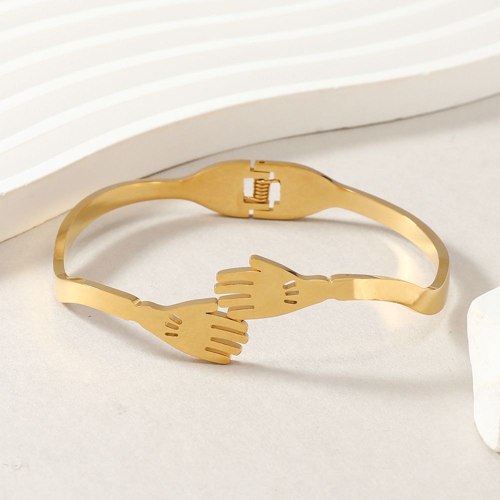 Nueva joyería de acero inoxidable de lujo diseño mano abrazo titanio acero primavera hebilla pulsera fabricante