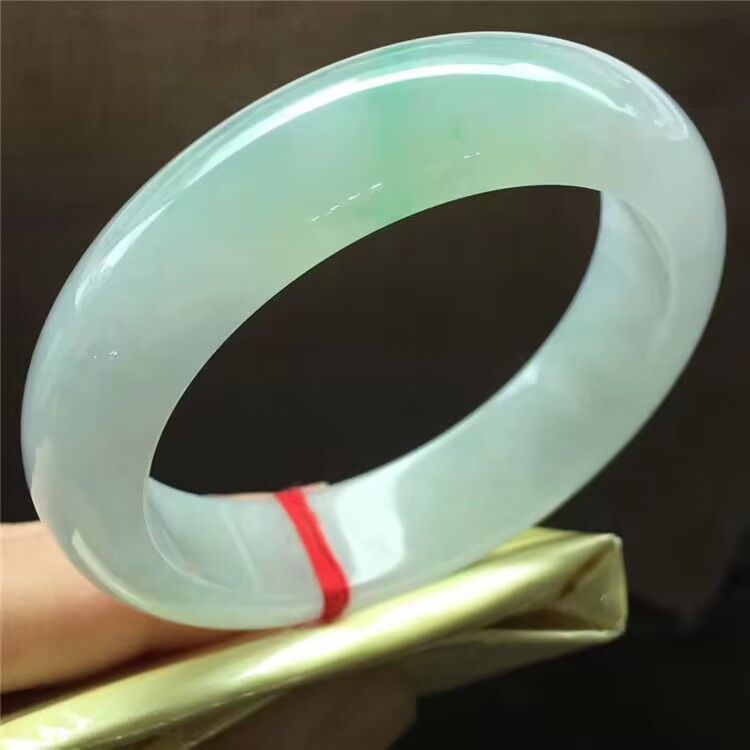 Vòng tay ngọc bích Miến Điện chính hãng – màu xanh lá nhạt phong thủy (đường kính trong 54–62 mm) chi tiết 1