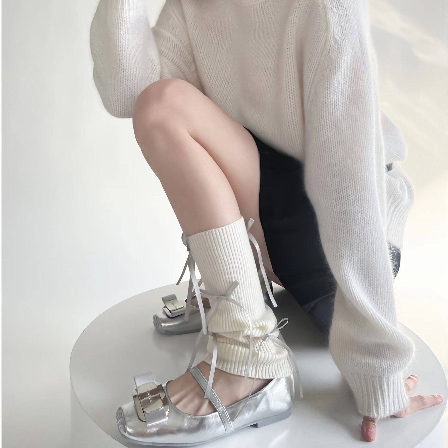 흰색 바탕에 회색 매듭