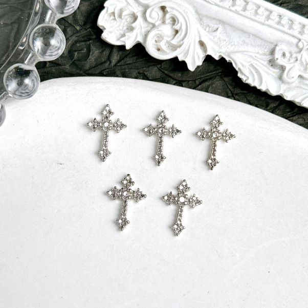 Ventas transfronterizas de joyas de manicuría cruces oro y plata super brillante diamante completo retro punk cruces joyas accesorios diy
