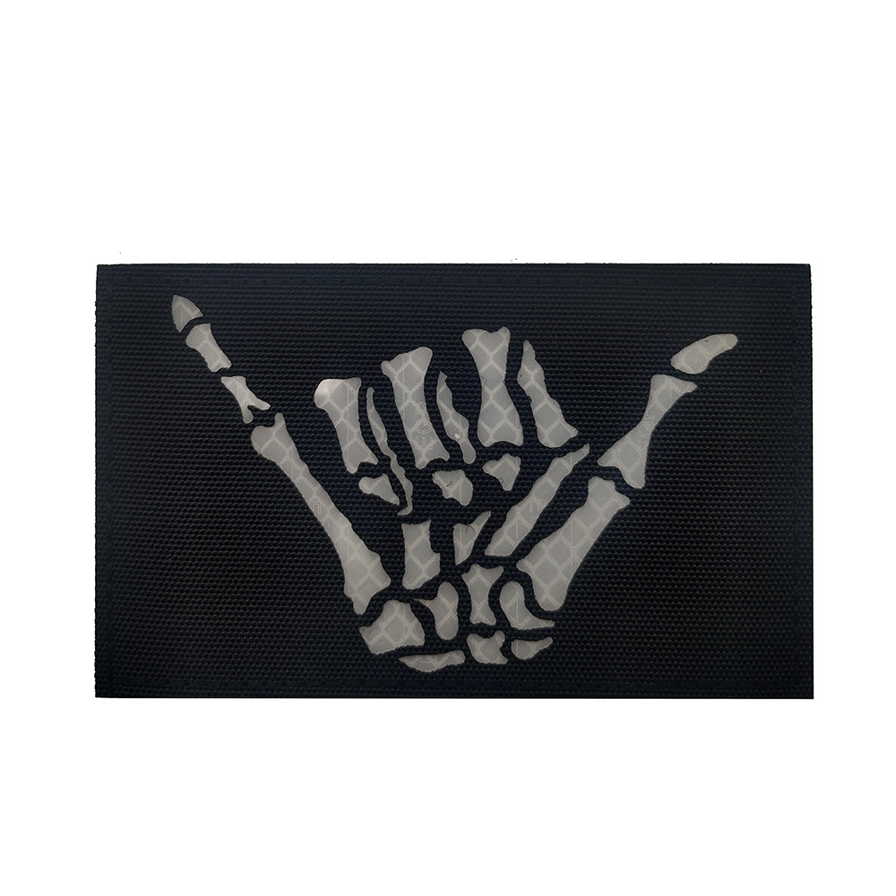 Taiyi copyright suministro en stock Ray cráneo dedo derecho gesto 666IR identificación capítulo velcro luminoso insignia