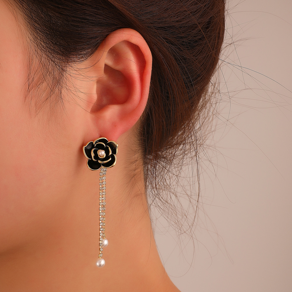 Pendientes Retro Diamante Negro Camelia Pendientes De Aleación De Moda display picture 1