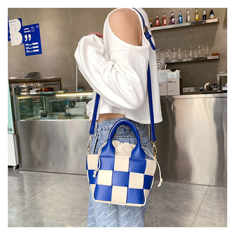 Female Summer New Fashion Stitching Plaid Messenger Portable Bucket Bag22*13*14cm display picture 1