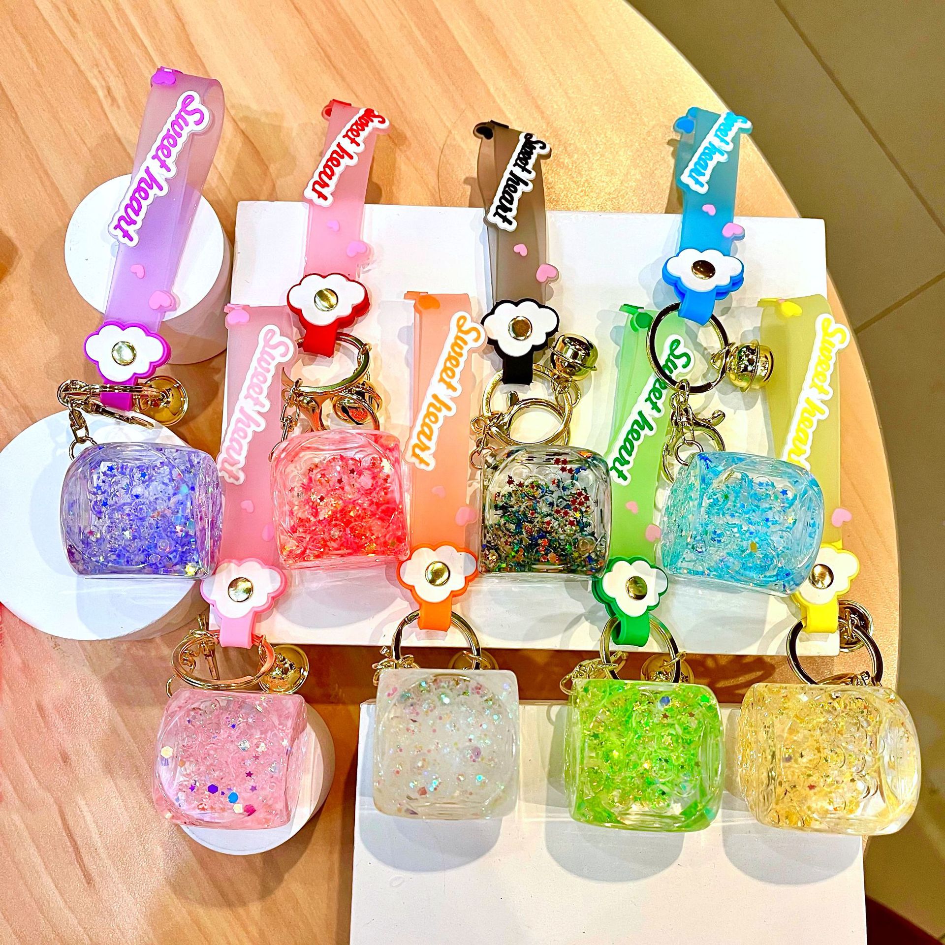 Nuevo llavero de dados luminosos con aceite, cuentas de burbujas, dados, colgantes de botella de arena de cristal, colgantes de bolsas al por mayor