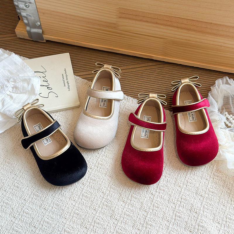 Zapatos de cuero para niñas 2026 primavera nuevos zapatos de arco para niños zapatos de princesa para niños zapatos de frijol